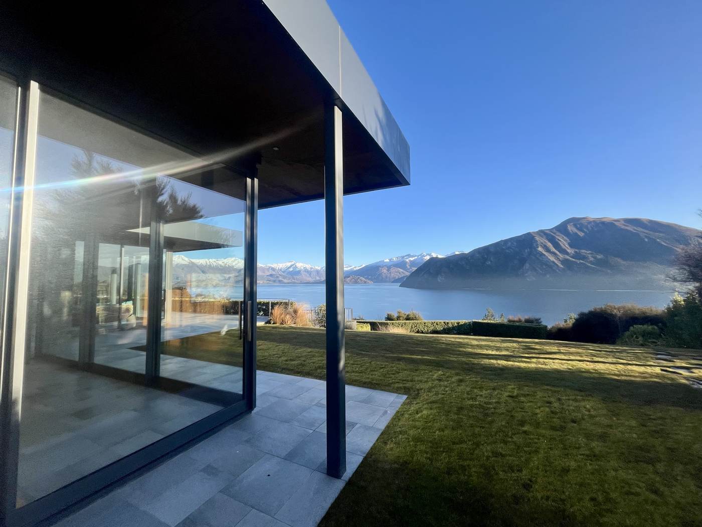 Ventanales panorámicos frente a lagos y cordillera en Wanaka Nueva Zelanda