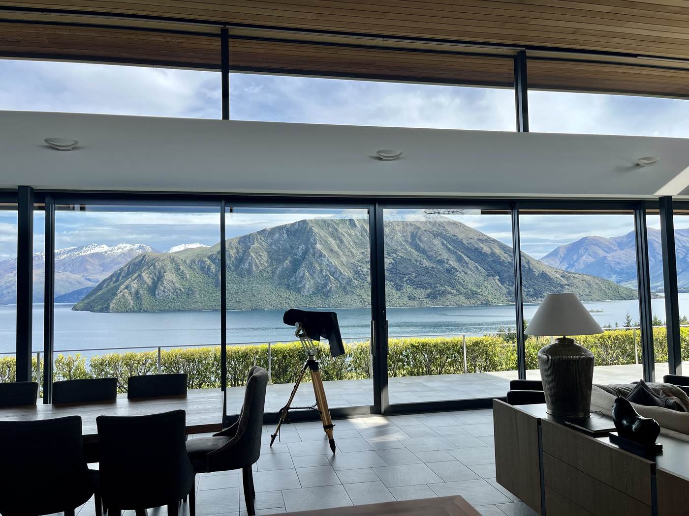 Vista desde interior con lago, Nueva Zelanda